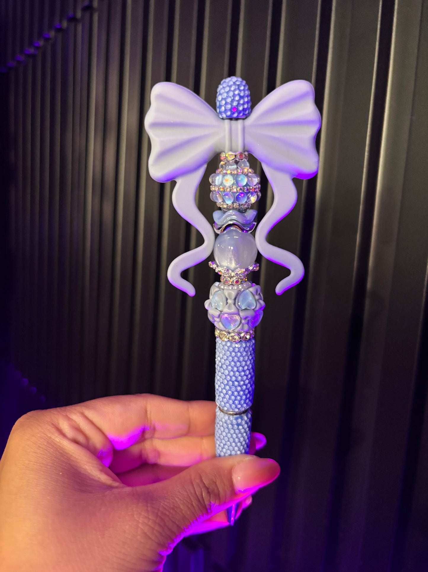 Blue bow on full bling pen